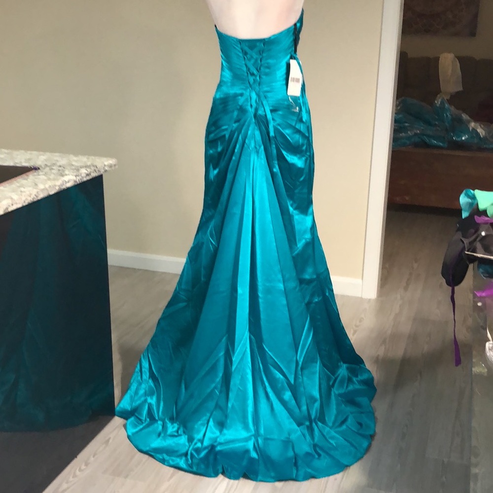 Satin gathered bodice with train - Picture 7 of 15